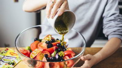 греческий салат с жареным адыгейским сыром