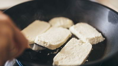 греческий салат с жареным адыгейским сыром