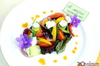 Греческий салат в новом стиле с молодой зеленью