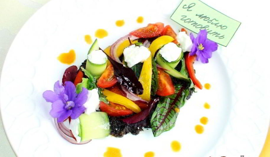 Рецепт греческого салата в новом стиле с молодой зеленью