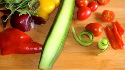 греческий салат в новом стиле с молодой зеленью