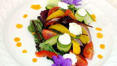 греческий салат в новом стиле с молодой зеленью