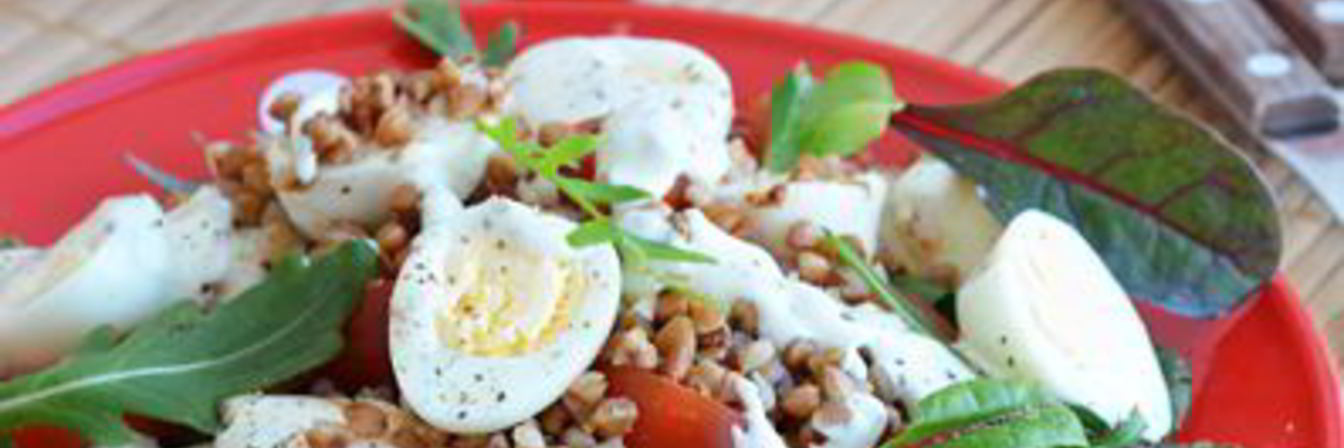 Гречневый салат с перепелиными яйцами