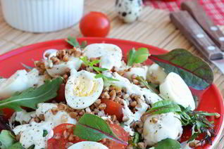 Гречневый салат с перепелиными яйцами