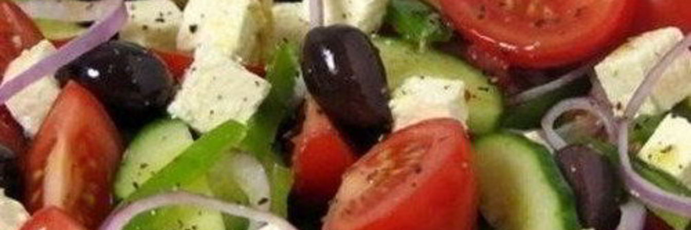 Овощной салат по-гречески с оливковым маслом