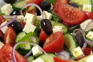 Овощной салат по-гречески с оливковым маслом