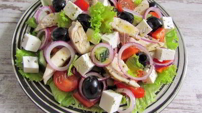 салат греческий с курицей