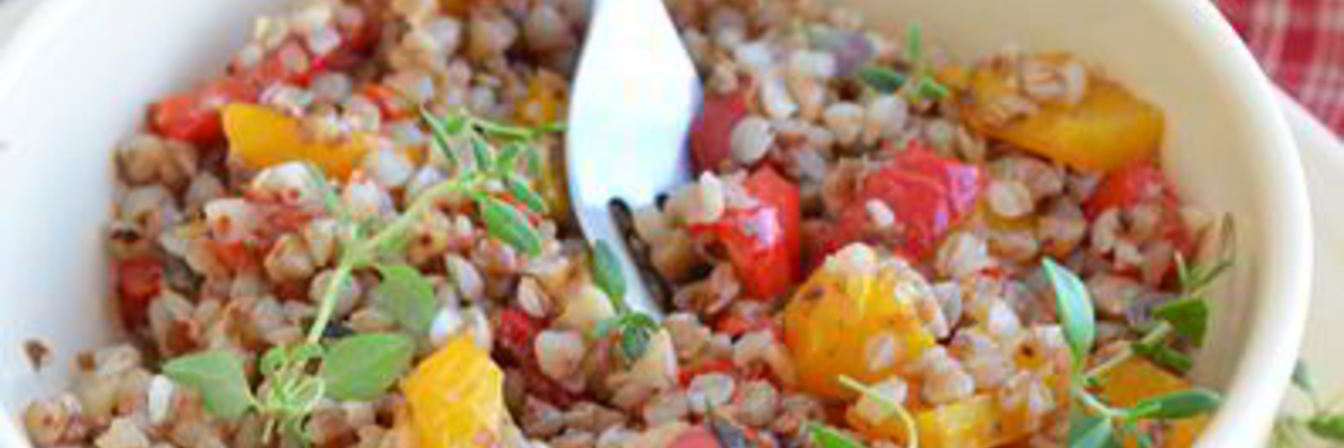 Теплый гречневый салат с запеченной паприкой