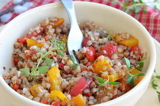 Теплый гречневый салат с запеченной паприкой