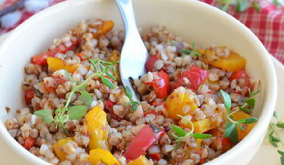 Рецепт теплого гречневого салата с запеченной паприкой