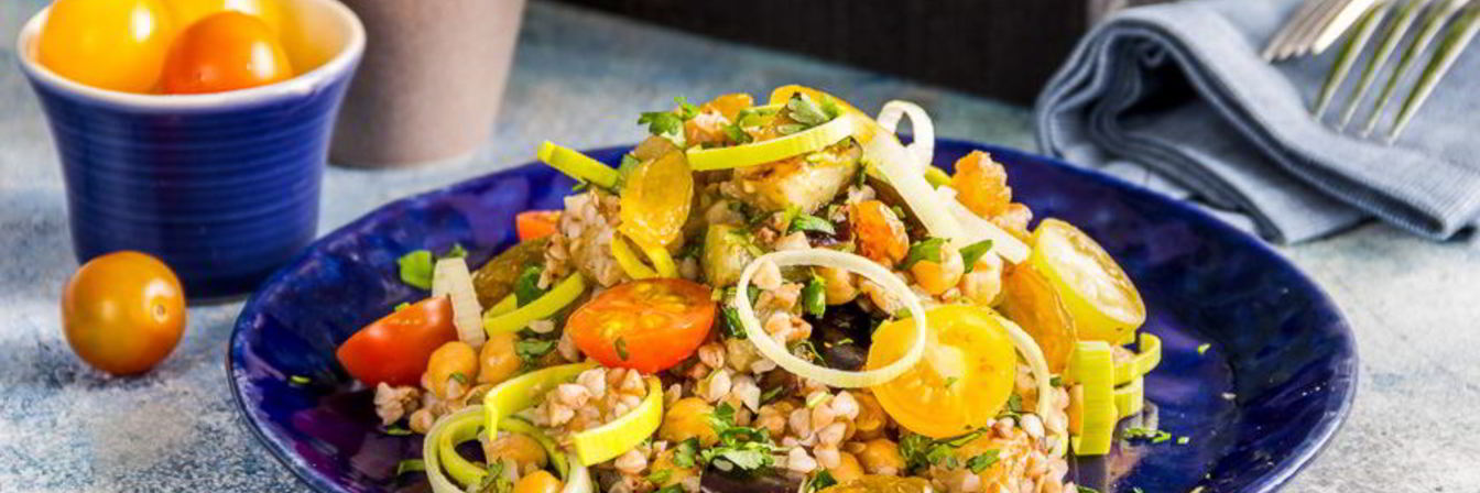 Теплый салат с гречкой и нутом