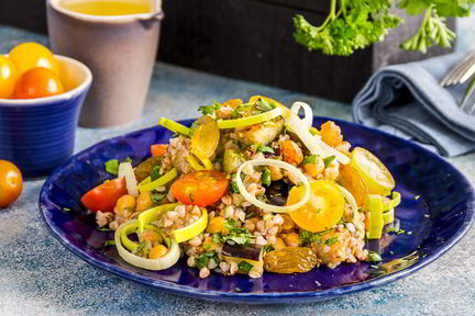 Теплый салат с гречкой и нутом