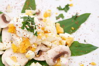 Грибной салат с перепелиными яйцами