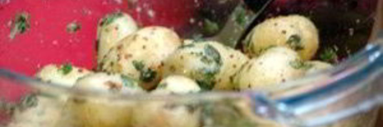 Горячий картофельный салат с травами