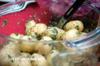 Горячий картофельный салат с травами