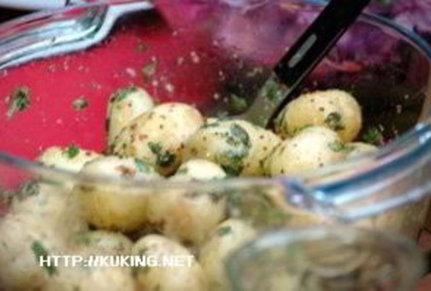 Горячий картофельный салат с травами