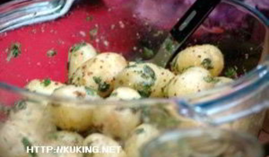 Рецепт горячего картофельного салата с травами