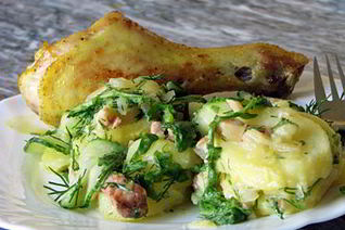 Картофельно-огуречный салат с хрустящей курочкой