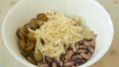 картофельный салат с фасолью и шампиньонами