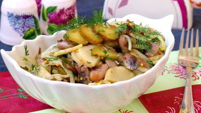картофельный салат с фасолью и шампиньонами