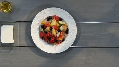 картофельный салат с фетой и оливками