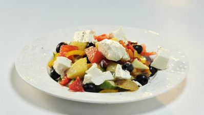 картофельный салат с фетой и оливками