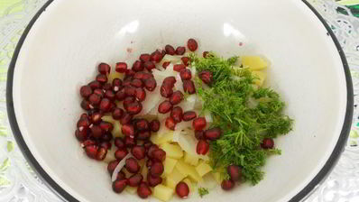 картофельный салат с гранатом и грецкими орехами