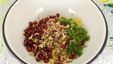 картофельный салат с гранатом и грецкими орехами