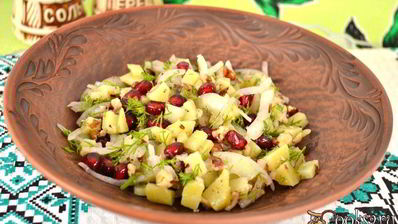 картофельный салат с гранатом и грецкими орехами