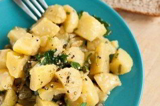 Картофельный салат с каперсами и петрушкой