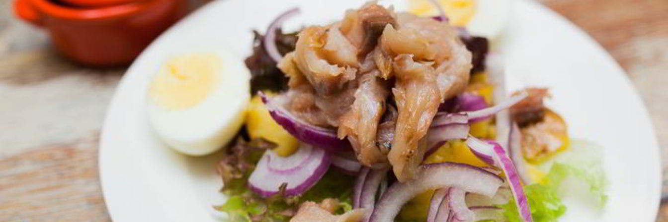 Картофельный салат с копченой рыбой