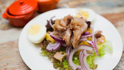 картофельный салат с копченой рыбой