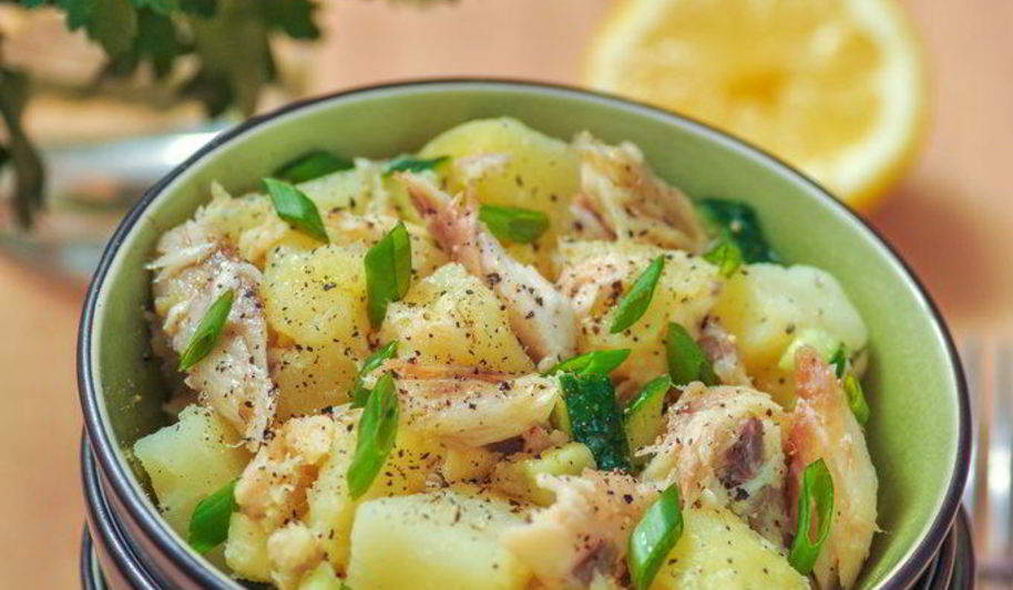Рецепт картофельного салата с копченой скумбрией и яблоком