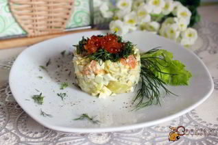 Картофельный салат с красной рыбой и икрой