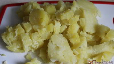 картофельный салат с красной рыбой и икрой