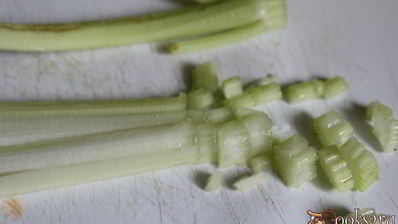 картофельный салат с красной рыбой и икрой