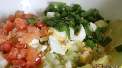 картофельный салат с красной рыбой и икрой