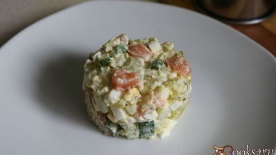 картофельный салат с красной рыбой и икрой