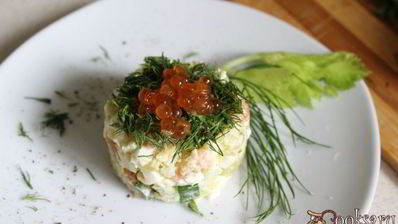 картофельный салат с красной рыбой и икрой