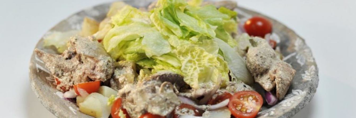 Картофельный салат с куриной печенкой и красным луком