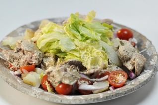 Картофельный салат с куриной печенкой и красным луком