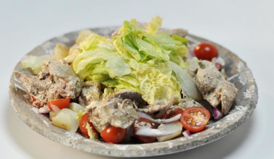 Рецепт картофельного салата с куриной печенкой и красным луком