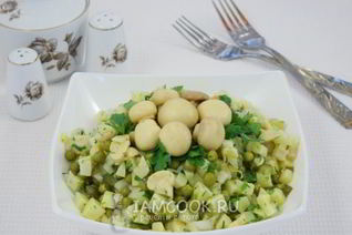Картофельный салат с маринованными грибами