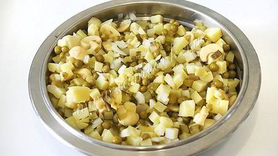 картофельный салат с маринованными грибами