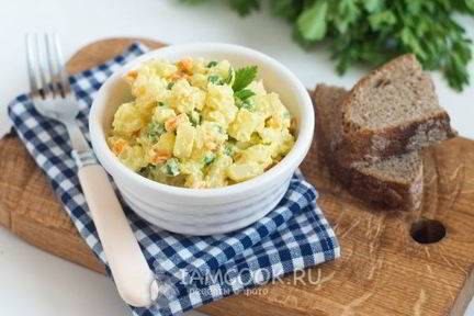 Картофельный салат с морковью и горошком
