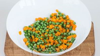 картофельный салат с морковью и горошком