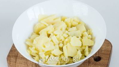 картофельный салат с морковью и горошком