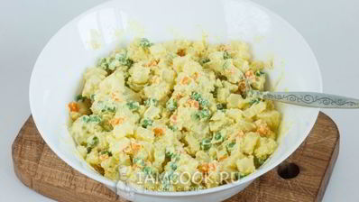 картофельный салат с морковью и горошком