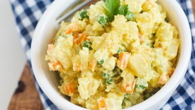 картофельный салат с морковью и горошком