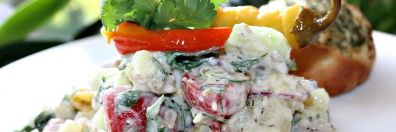 Картофельный салат с мясом гирос и дзадзики